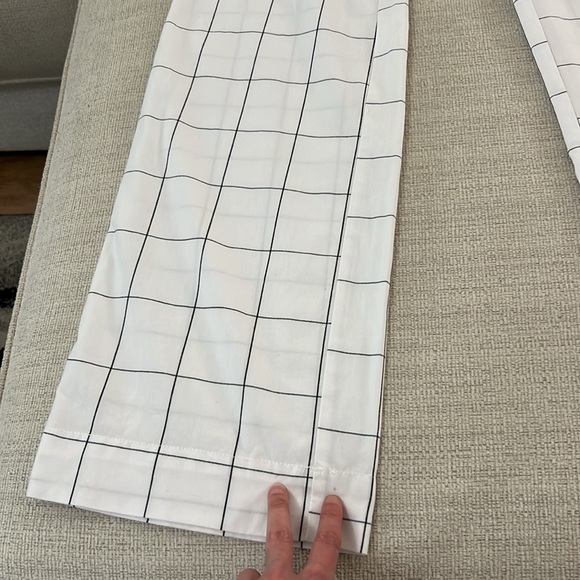 Hurley White pants with thin black squares. - Picture 5 of 10